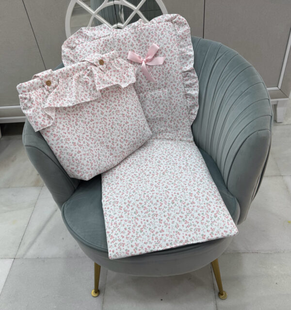Colchoneta silla universal con talega con volante  flores rosa
