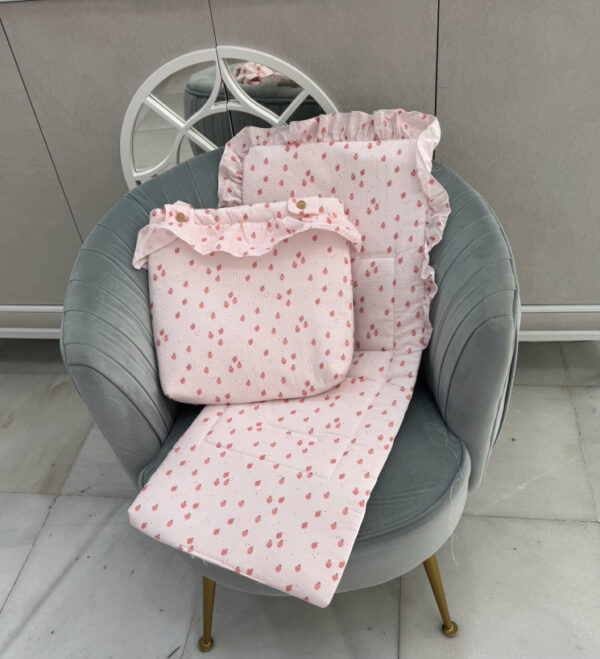 Colchoneta silla universal con talega con volante fresitas