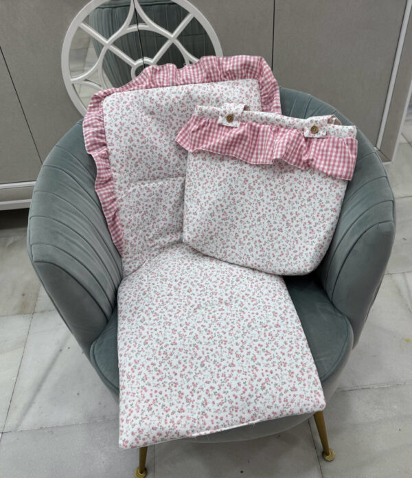 Colchoneta silla universal con talega con volante vichi  florecita rosa