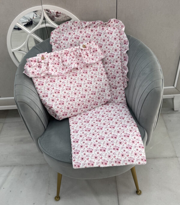 Colchoneta silla universa  con talega volante flores rosas