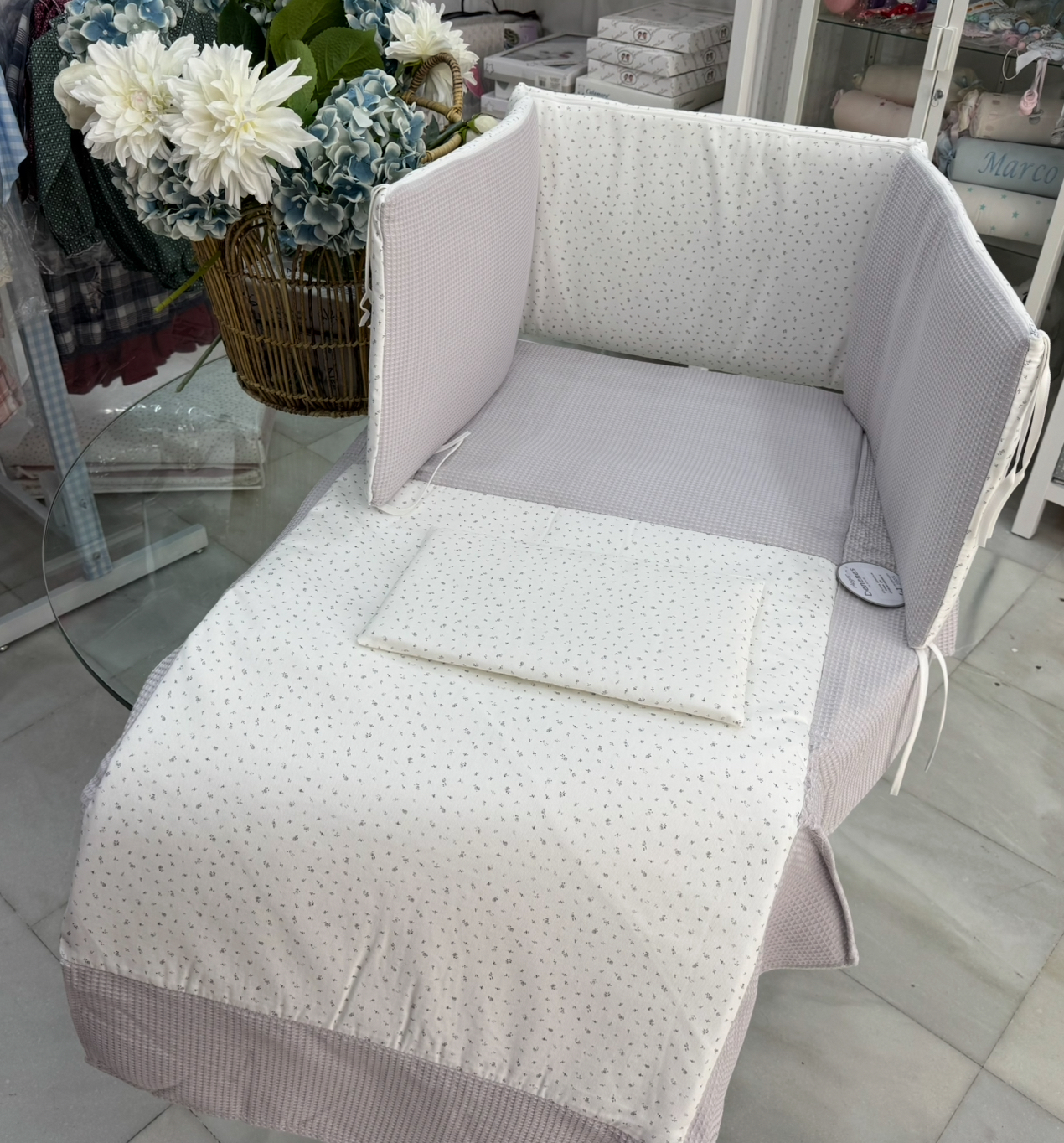 Colcha cuna cojín y chinchonera modelo liberty gris