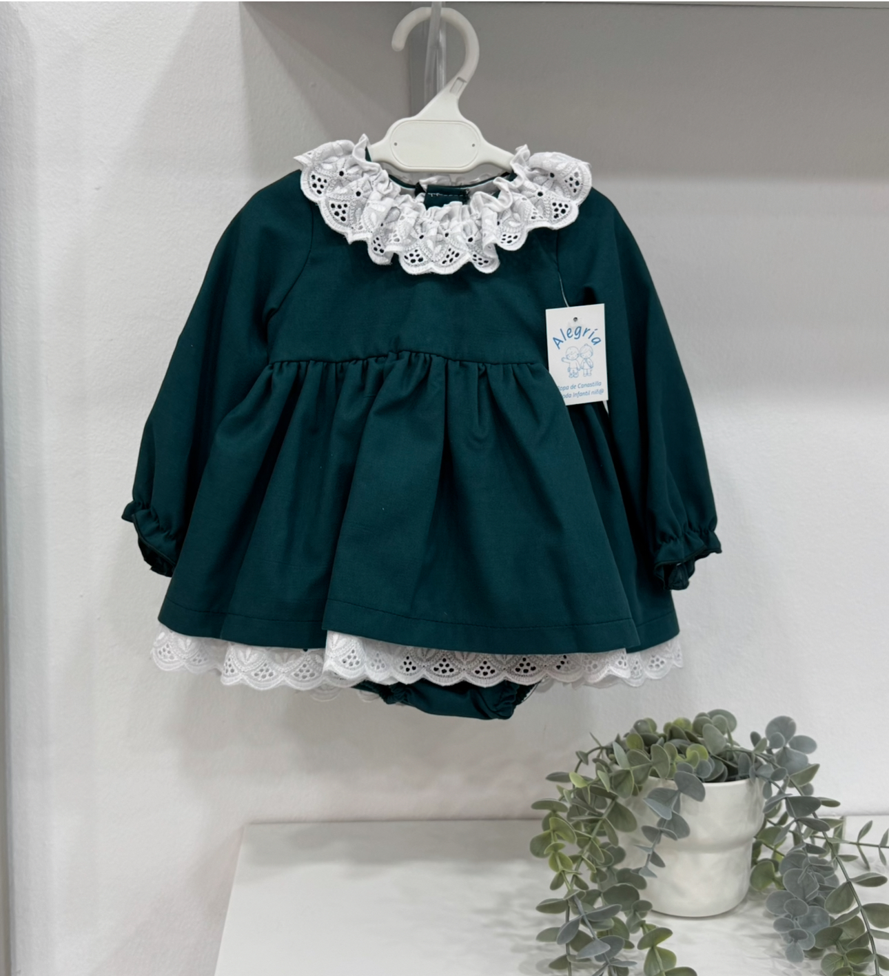 Jesusito modelo elegante verde petroleo