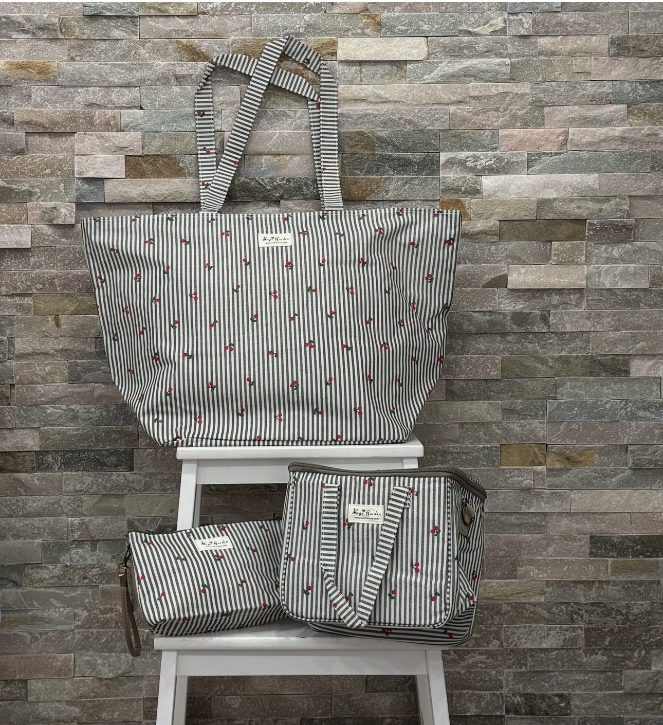 Bolso, neceser o nevera plástificada cerezas negro